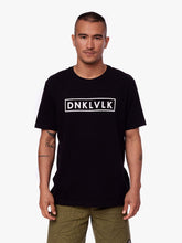 Cargar imagen en el visor de la galería, Polo para Hombre Dunkelvolk PREMIUM THE DNA TEE NGR DUNKELVOLK