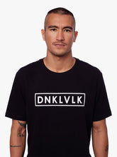 Cargar imagen en el visor de la galería, Polo para Hombre Dunkelvolk PREMIUM THE DNA TEE NGR DUNKELVOLK