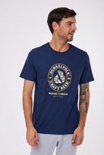 Cargar imagen en el visor de la galería, Polo para Hombre Dunkelvolk CLASSIC DUNK BEER LABEL MDIDG DUNKELVOLK