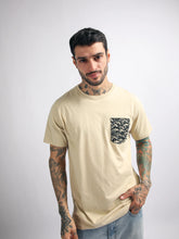 Cargar imagen en el visor de la galería, Polo para Hombre Dunkelvolk BASIC SIMPLE PRINTED POCKET TEE BEI