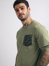 Cargar imagen en el visor de la galería, Polo para Hombre Dunkelvolk BASIC SIMPLE PRINTED POCKET TEE VRD DUNKELVOLK