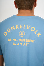 Cargar imagen en el visor de la galería, Polo para Hombre DUNKELVOLK SURF SCRIPT LOGO CPT DUNKELVOLK