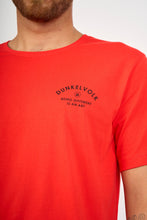 Cargar imagen en el visor de la galería, Polo para Hombre DUNKELVOLK SURF SCRIPT LOGO RED DUNKELVOLK