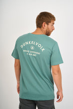 Cargar imagen en el visor de la galería, Polo para Hombre DUNKELVOLK SURF SCRIPT LOGO SPN DUNKELVOLK