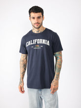 Cargar imagen en el visor de la galería, Polo para Hombre Dunkelvolk URBAN CALI TEE NVY DUNKELVOLK