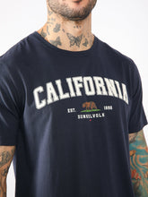 Cargar imagen en el visor de la galería, Polo para Hombre Dunkelvolk URBAN CALI TEE NVY DUNKELVOLK