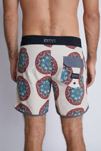 Cargar imagen en el visor de la galería, Ropa de Baño para Hombre Dunkelvolk BOARDSHORT SHIELD 16" BLKM