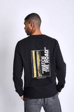 Cargar imagen en el visor de la galería, Polera para Hombre Dunkelvolk CREW NECK WATCH THE ROAD CREW FP BLK DUNKELVOLK