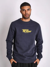 Cargar imagen en el visor de la galería, Polera para Hombre Dunkelvolk CREW NECK WATCH THE ROAD CREW FP NVY DUNKELVOLK
