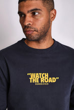 Cargar imagen en el visor de la galería, Polera para Hombre Dunkelvolk CREW NECK WATCH THE ROAD CREW FP NVY DUNKELVOLK