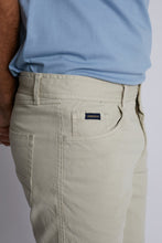 Cargar imagen en el visor de la galería, Short para Hombre Dunkelvolk DRILL CHINO SHORT 18" BONE
