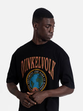 Cargar imagen en el visor de la galería, Polo para Hombre Dunkelvolk OVERSIZE GRAPHIC DSTW WORLDWIDE BLK DUNKELVOLK