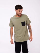 Cargar imagen en el visor de la galería, Polo para Hombre Dunkelvolk CLASSIC SIMPLE CONTRAST POCKET TEE GRN