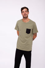 Cargar imagen en el visor de la galería, Polo para Hombre Dunkelvolk CLASSIC SIMPLE CONTRAST POCKET TEE GRN
