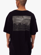 Cargar imagen en el visor de la galería, Polo para Hombre Dunkelvolk OVERSIZE NY CITY NGR DUNKELVOLK
