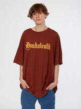 Cargar imagen en el visor de la galería, Polo para Hombre Dunkelvolk OVERSIZE GOTHIC LOGO CHRY DUNKELVOLK
