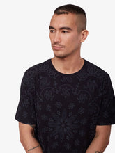 Cargar imagen en el visor de la galería, Polo para Hombre Dunkelvolk PREMIUM BANDANA TEE NGR DUNKELVOLK
