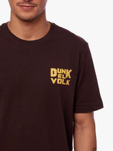 Cargar imagen en el visor de la galería, Polo para Hombre Dunkelvolk CLASSIC DUNK SHIELD TEE BRW
