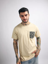 Cargar imagen en el visor de la galería, Polo para Hombre Dunkelvolk BASIC SIMPLE PRINTED POCKET TEE BEI DUNKELVOLK
