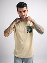 Cargar imagen en el visor de la galería, Polo para Hombre Dunkelvolk BASIC SIMPLE PRINTED POCKET TEE BEI DUNKELVOLK
