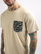 Cargar imagen en el visor de la galería, Polo para Hombre Dunkelvolk BASIC SIMPLE PRINTED POCKET TEE BEI DUNKELVOLK
