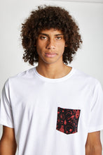 Cargar imagen en el visor de la galería, Polo para Hombre Dunkelvolk POCKET SIMPLE PRINTED POCKET TEE BLA
