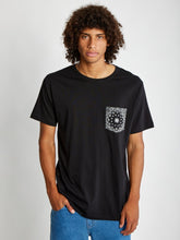 Cargar imagen en el visor de la galería, Polo para Hombre Dunkelvolk POCKET SIMPLE PRINTED POCKET TEE NEG

