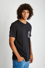 Cargar imagen en el visor de la galería, Polo para Hombre Dunkelvolk POCKET SIMPLE PRINTED POCKET TEE NEG
