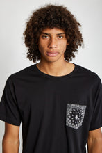 Cargar imagen en el visor de la galería, Polo para Hombre Dunkelvolk POCKET SIMPLE PRINTED POCKET TEE NEG
