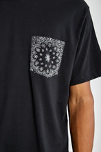 Cargar imagen en el visor de la galería, Polo para Hombre Dunkelvolk POCKET SIMPLE PRINTED POCKET TEE NEG
