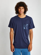 Cargar imagen en el visor de la galería, Polo para Hombre Dunkelvolk POCKET SIMPLE PRINTED POCKET TEE NVY
