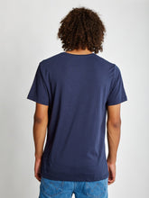 Cargar imagen en el visor de la galería, Polo para Hombre Dunkelvolk POCKET SIMPLE PRINTED POCKET TEE NVY
