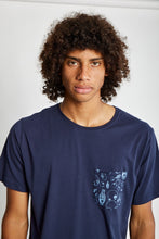 Cargar imagen en el visor de la galería, Polo para Hombre Dunkelvolk POCKET SIMPLE PRINTED POCKET TEE NVY
