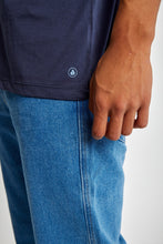 Cargar imagen en el visor de la galería, Polo para Hombre Dunkelvolk POCKET SIMPLE PRINTED POCKET TEE NVY
