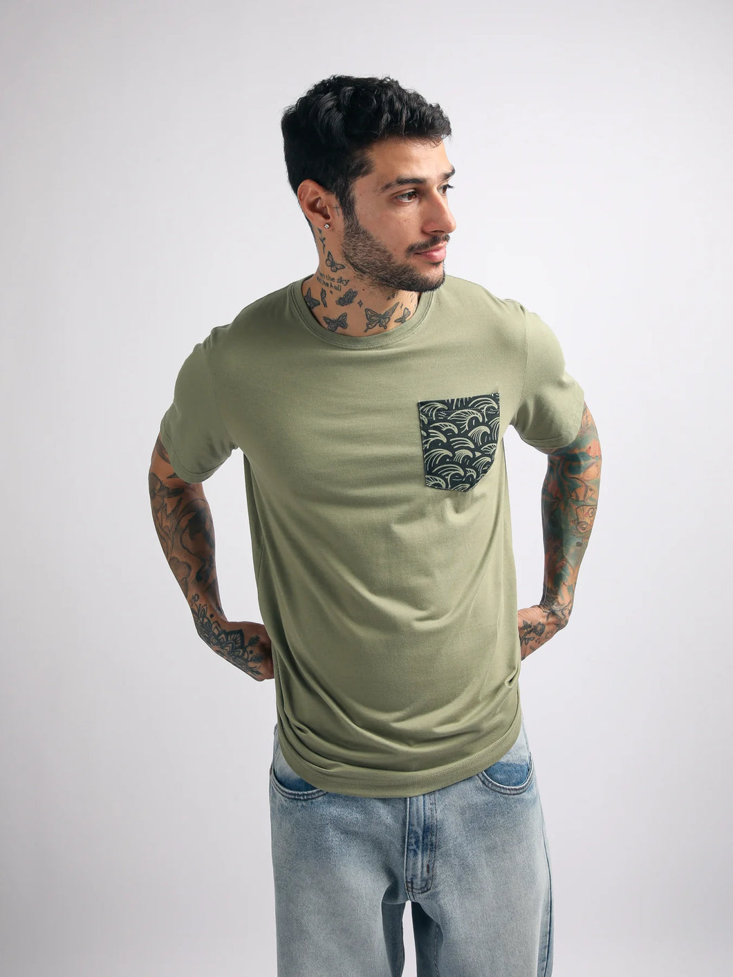 Polo para Hombre Dunkelvolk BASIC SIMPLE PRINTED POCKET TEE VRD