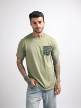 Cargar imagen en el visor de la galería, Polo para Hombre Dunkelvolk BASIC SIMPLE PRINTED POCKET TEE VRD
