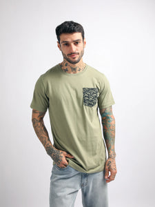 Polo para Hombre Dunkelvolk BASIC SIMPLE PRINTED POCKET TEE VRD