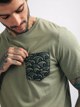 Cargar imagen en el visor de la galería, Polo para Hombre Dunkelvolk BASIC SIMPLE PRINTED POCKET TEE VRD DUNKELVOLK
