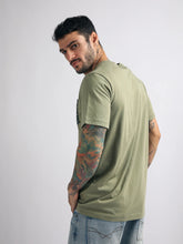 Cargar imagen en el visor de la galería, Polo para Hombre Dunkelvolk BASIC SIMPLE PRINTED POCKET TEE VRD
