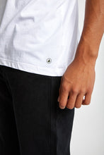 Cargar imagen en el visor de la galería, Polo para Hombre Dunkelvolk POCKET SIMPLE PRINTED POCKET TEE WHI
