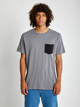 Cargar imagen en el visor de la galería, Polo para Hombre Dunkelvolk POCKET SIMPLE CONTRAST POCKET TEE QSHDG
