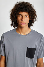 Cargar imagen en el visor de la galería, Polo para Hombre Dunkelvolk POCKET SIMPLE CONTRAST POCKET TEE QSHDG
