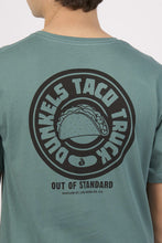 Cargar imagen en el visor de la galería, Polo para Hombre DUNKELVOLK URBAN TACO TRUCK TEA DUNKELVOLK
