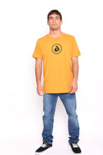 Cargar imagen en el visor de la galería, Polo para Hombre DUNKELVOLK LOGO CIRCLE LOGO GLD DUNKELVOLK
