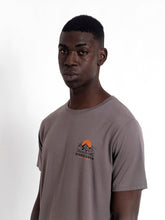 Cargar imagen en el visor de la galería, Polo para Hombre Dunkelvolk SURF DUNK TRUCK CHR
