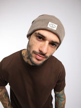 Cargar imagen en el visor de la galería, Gorra para Hombre DUNKELVOLK BEANIE ESSENTIAL BEANIE BEI
