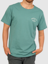 Cargar imagen en el visor de la galería, Polo para Hombre DUNKELVOLK SURF SCRIPT LOGO SPN DUNKELVOLK

